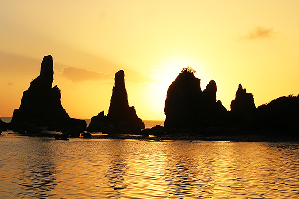 夕暮れ時の橋杭岩