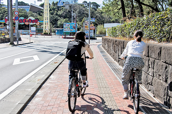 レンタサイクルで観光する様子