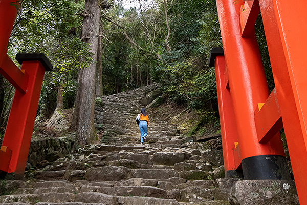 神倉神社までは長い階段を登る