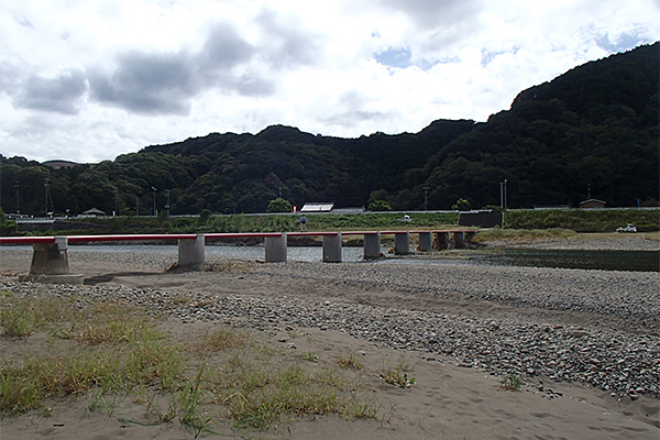 富田川の潜水橋