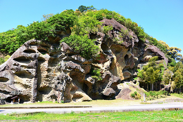 高池の虫喰岩