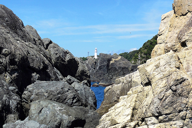 潮岬の火成岩